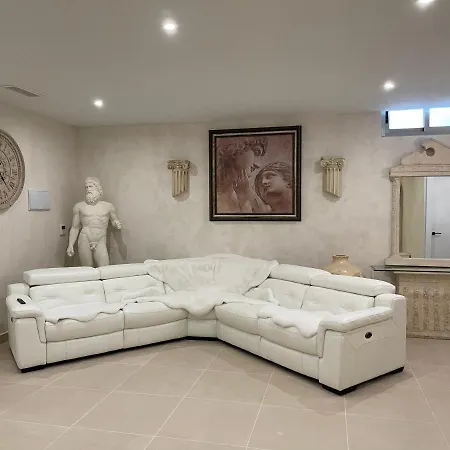 Luxury 4 Bed Private With Option Of Heated Pool In Villamartin *